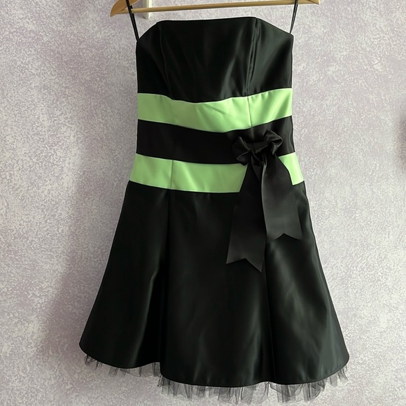 Jessica McClintock Dresses & Skirts - Jessica McClintock Gunne Sax strapless mini dress